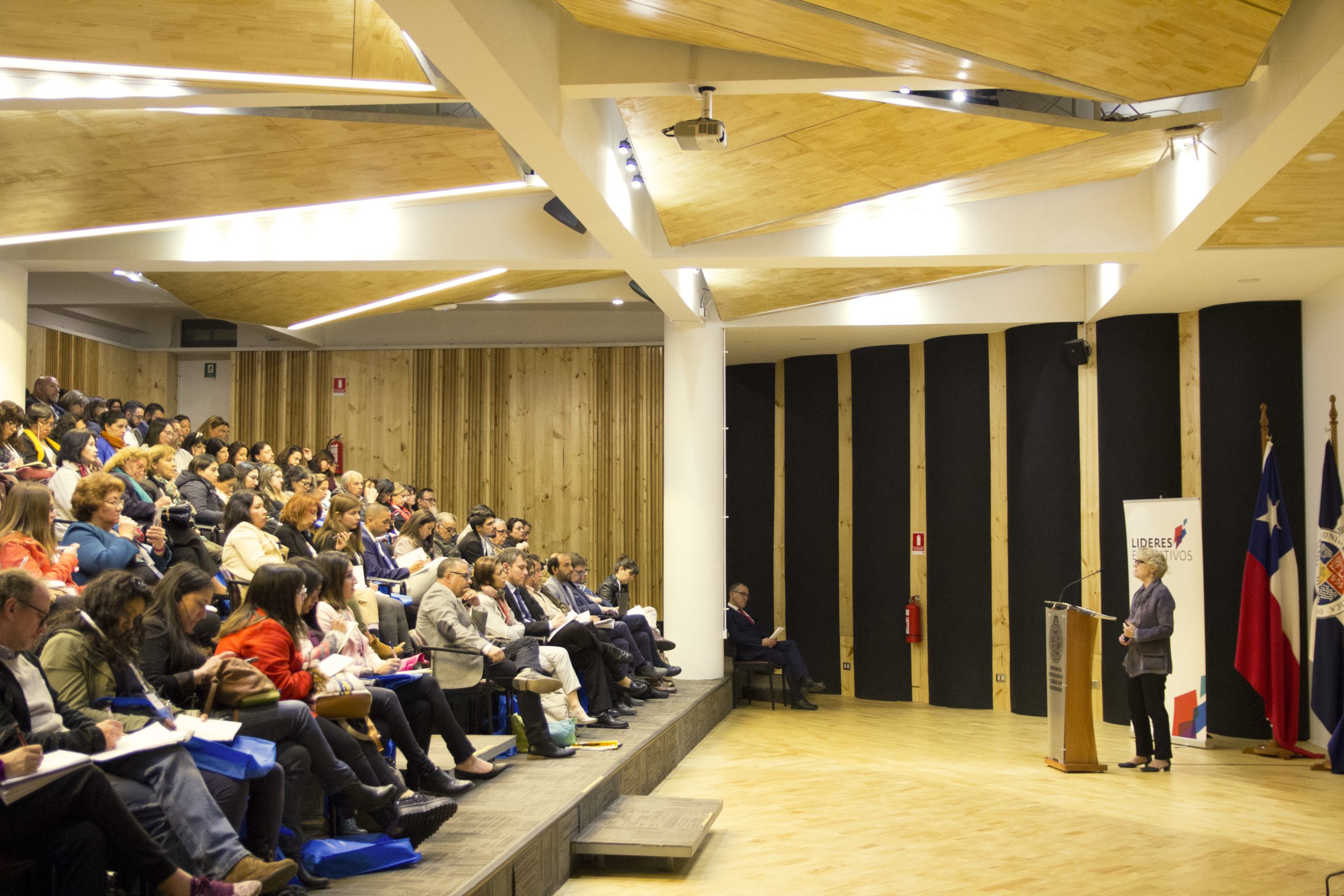 Seminario reunió experiencias nacionales e internacionales de liderazgo positivo y  mejoramiento escolar en Santiago y Valparaíso