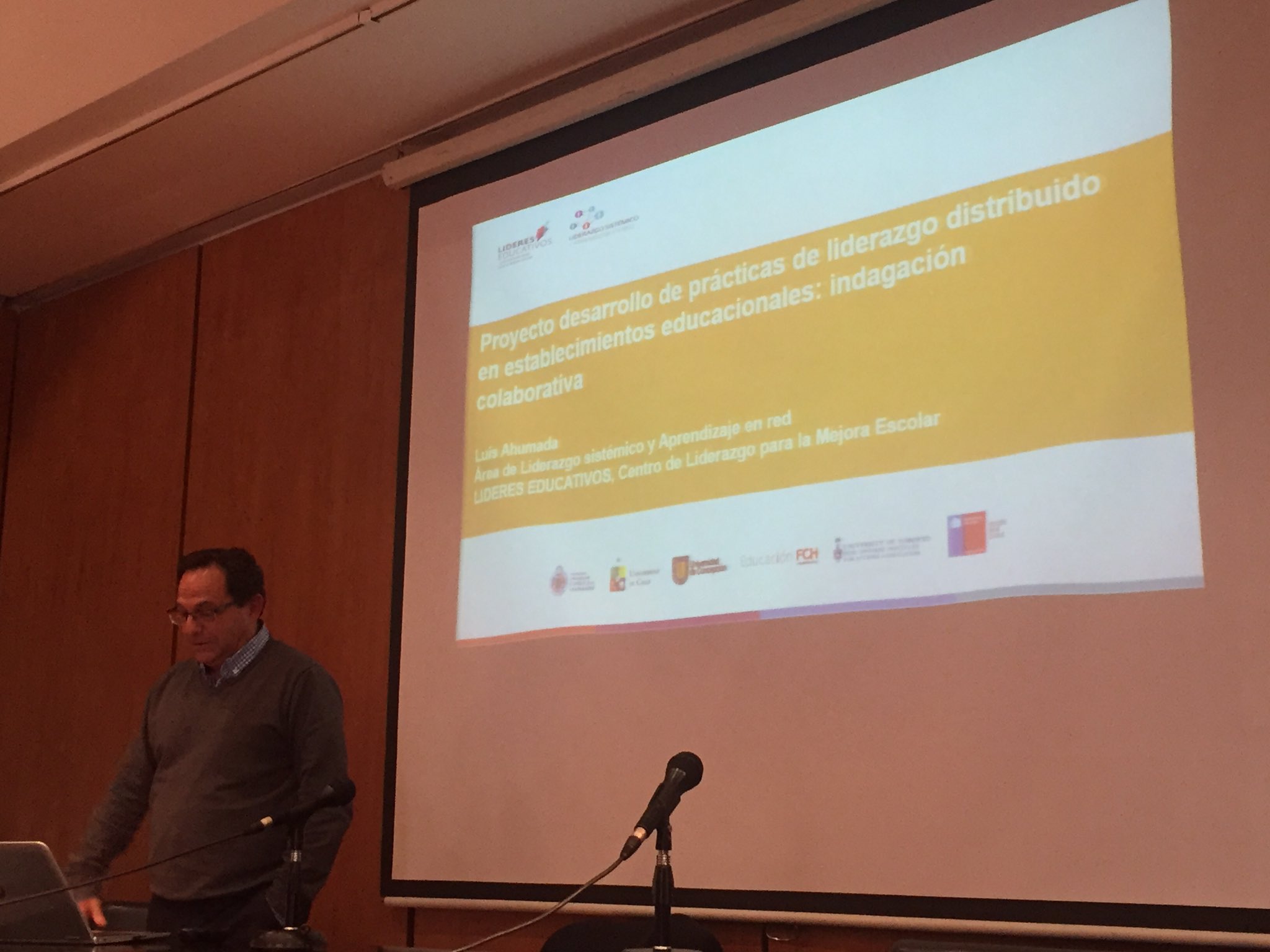 Exponen en Buenos Aires sobre investigaciones centradas en retroalimentación, convivencia y liderazgo distribuido