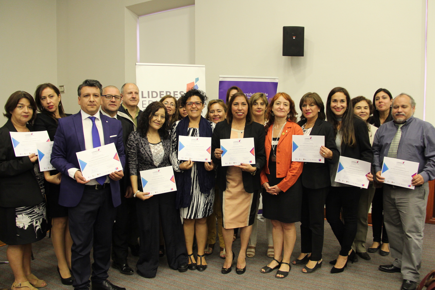 REVISA LAS FOTOGRAFÍAS DE LA CERTIFICACIÓN DE LOS DIPLOMADOS EN LIDERAZGO INCLUSIVO E IMPLEMENTACIÓN CURRICULAR