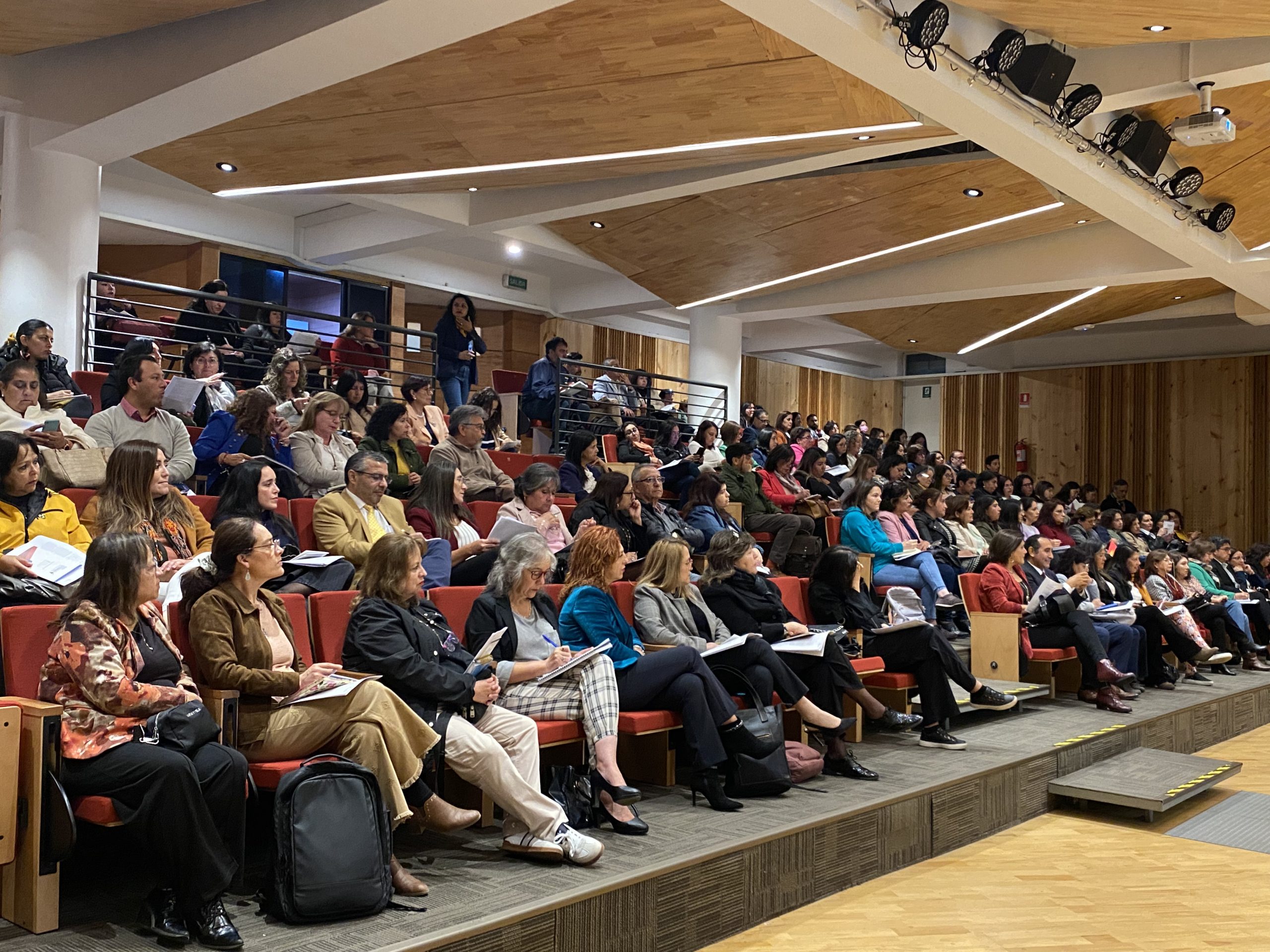 Equipos directivos escolares de las regiones de Valparaíso y Coquimbo trabajan con Líderes Educativos PUCV en la implementación del Plan Nacional de Tutorías