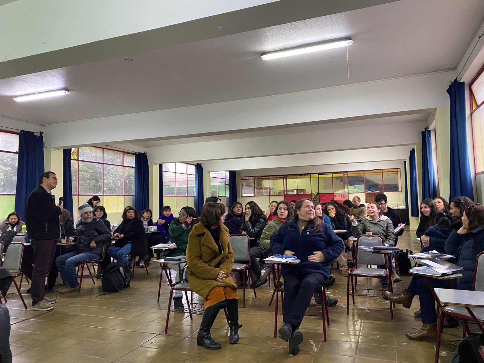 Equipo docente y directivo del Colegio Teodoro Lowey se capacita en el uso de datos para la mejora educativa con el Centro Líderes Educativos PUCV