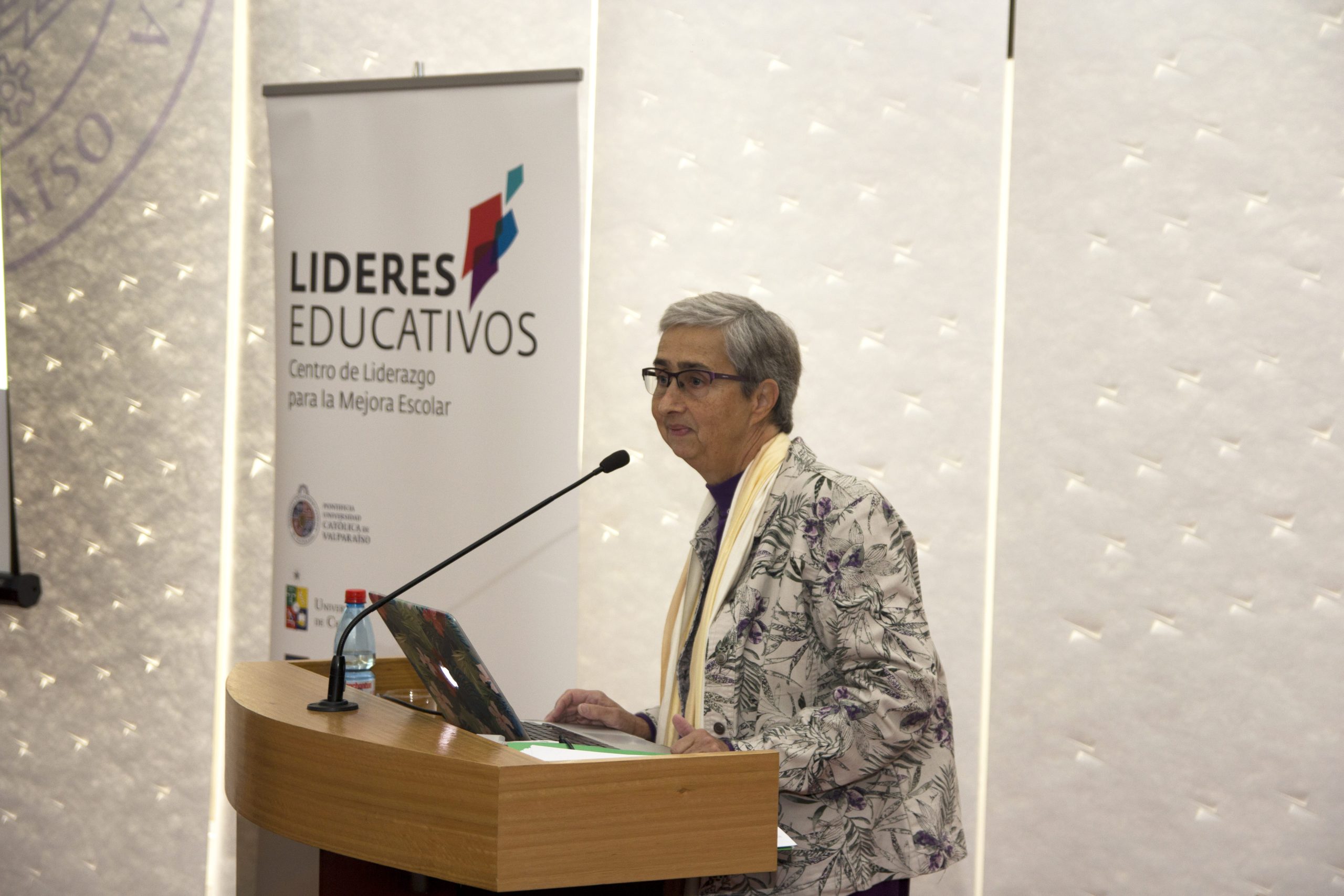 Experta de la U. de Toronto dicta conferencia internacional sobre democracia y paz duradera en el ámbito escolar