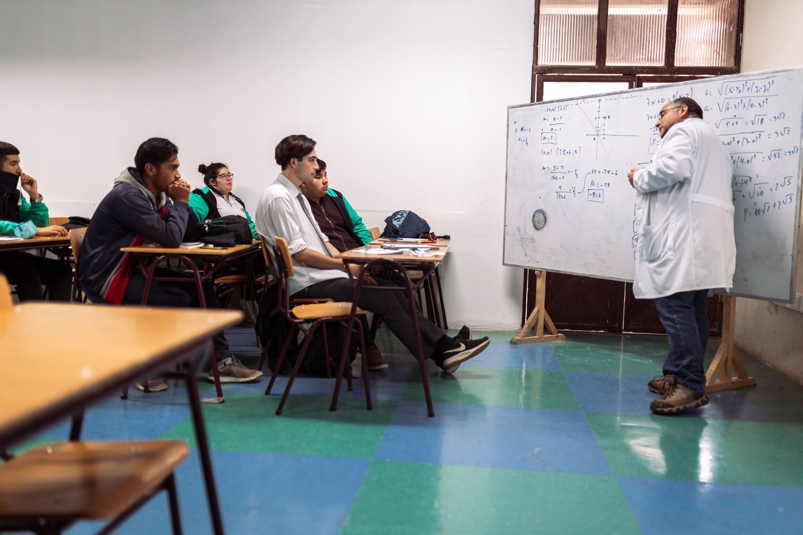 Liderazgo, colaboración y convivencia: factores clave en la mejora sostenida de liceos  chilenos en la última década