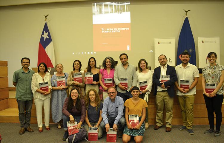 Presentan libro que detalla 12 experiencias de mejoramiento escolar sostenido en la enseñanza media